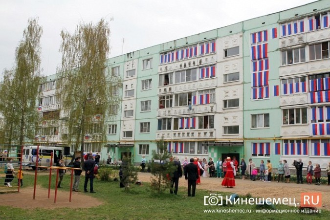 Жители многоэтажки в микрорайоне «1-фабрика» хором исполнили «День победы» фото 6