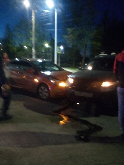 Две автомашины столкнулись на улице 50 лет ВЛКСМ фото 7