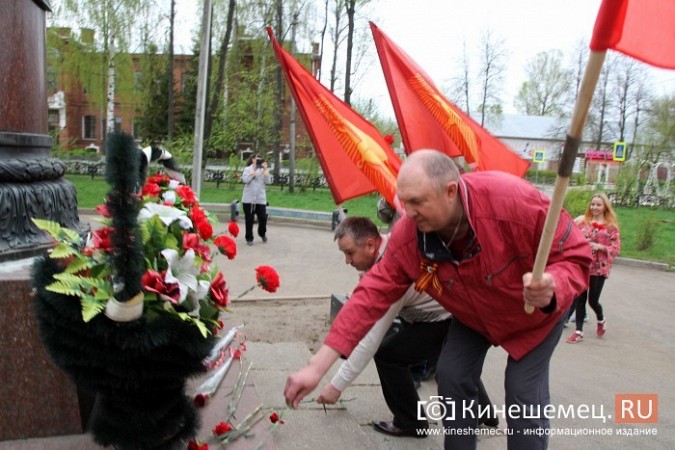 Активисты движения «За новый социализм» спели «День Победы» у памятника Василевскому в Кинешме фото 4