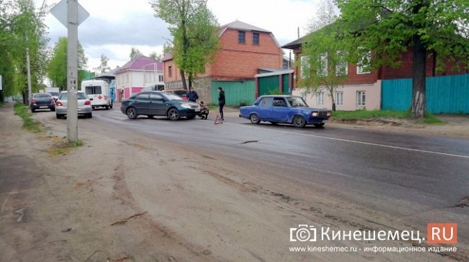 В Кинешме на улице Юрьевецкой столкнулись ВАЗ-2107 и «Toyota» фото 2
