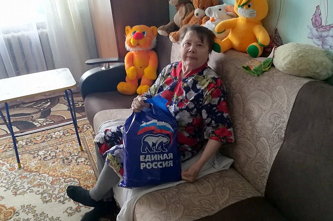 В Кинешме «Единая России» продолжает раздавать гражданам продуктовые наборы фото 9