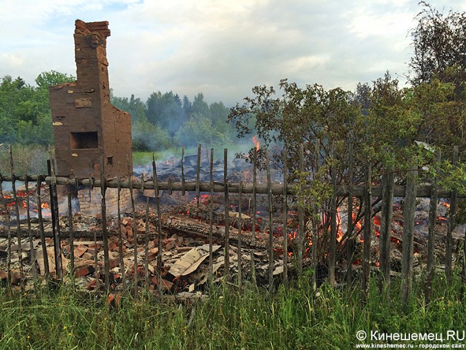 Грозовой разряд спалил дом в Заволжском районе фото 4