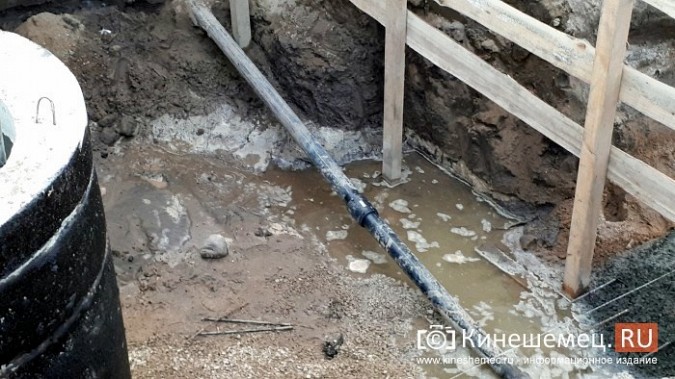 Строители в центре Кинешмы копают уже на месте братской могилы у Крестовоздвиженской часовни фото 9