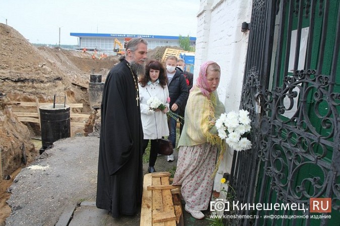 Кинешемцы просят прощения, стоя у развороченной в центре города братской могилы фото 11