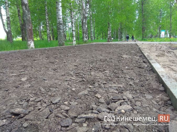 При ремонте тротуара на Василевского вместо гравия используют старую асфальтовую крошку фото 6