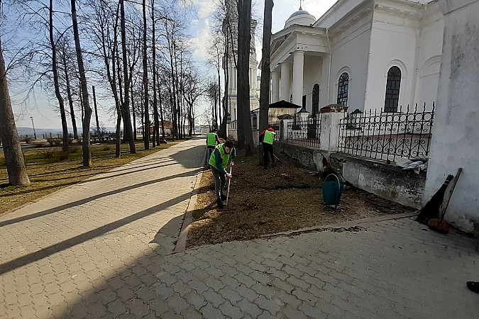В Кинешме «Молодая гвардия» провела генеральную уборку в Троицко-Успенском соборе фото 6