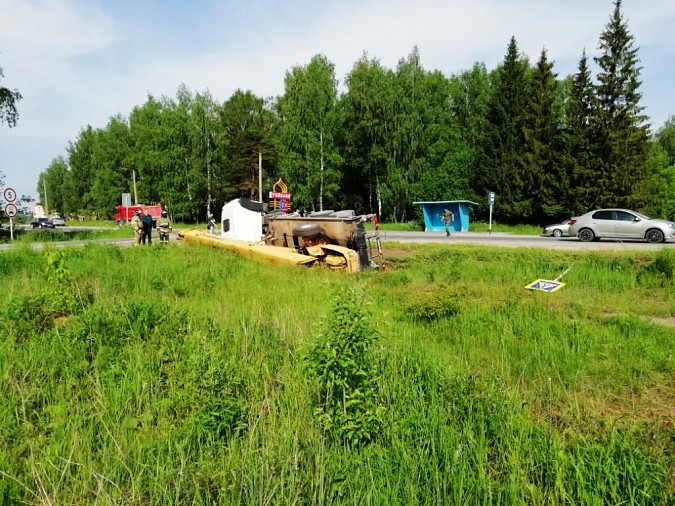 В Ивановской области «ВАЗ-2106» врезался в автокран фото 4