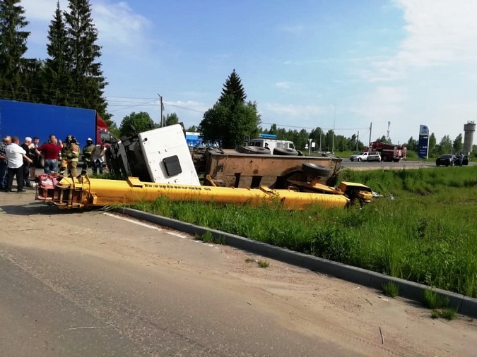В Ивановской области «ВАЗ-2106» врезался в автокран фото 3
