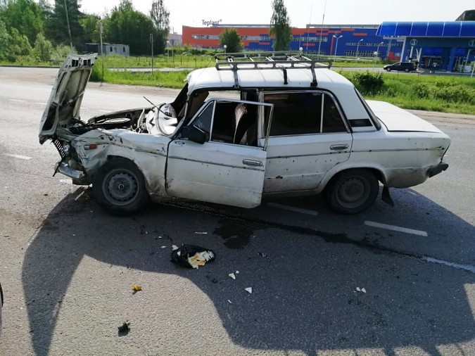 В Ивановской области «ВАЗ-2106» врезался в автокран фото 2