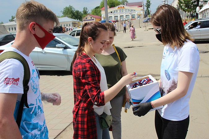 Кинешемцам раздают ленточки в честь Дня России фото 4