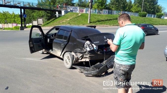 На перекрестке улиц Вичугской и Баха «Крайслер» протаранил «Рено» фото 2