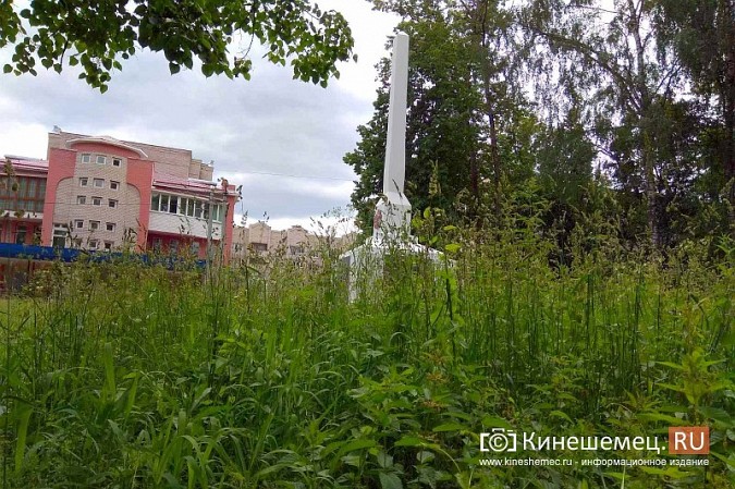 В Кинешме зарастает травой обелиск участникам Великой Отечественной войны фото 8