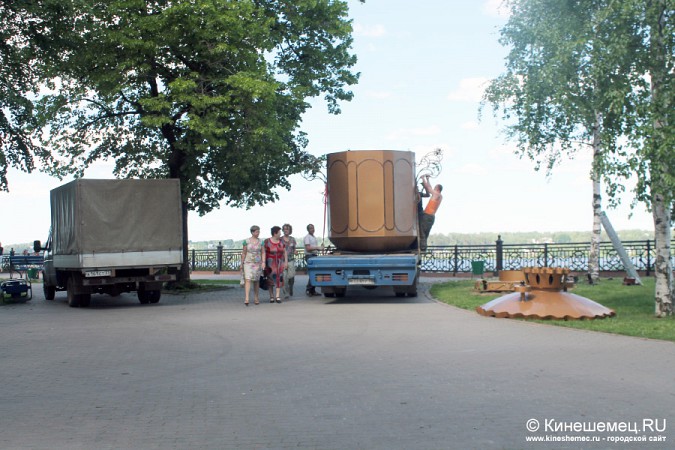 На бульваре в Кинешме установили уникальный трёхметровый самовар фото 2
