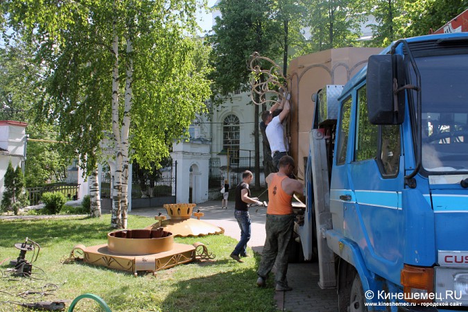 На бульваре в Кинешме установили уникальный трёхметровый самовар фото 6