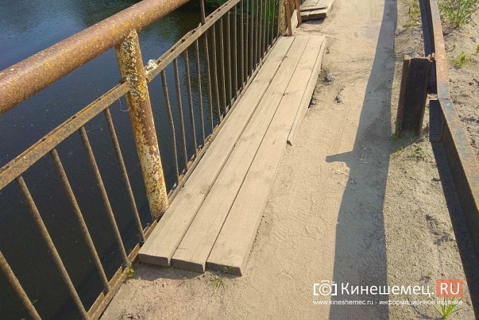 Кинешемские инвалиды, рискуя жизнью, пробираются по мосту через Казоху фото 6