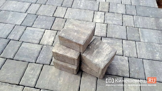 На площади Революции подрядчик приступил к укладке плитки фото 9