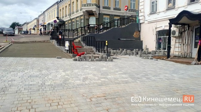 На площади Революции подрядчик приступил к укладке плитки фото 10