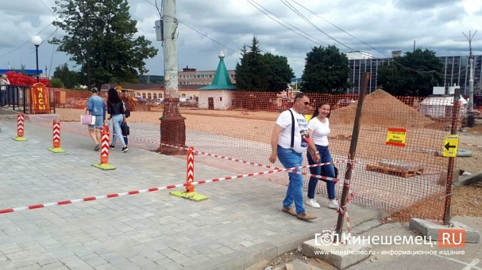 На площади Революции подрядчик приступил к укладке плитки фото 3