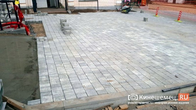 На площади Революции подрядчик приступил к укладке плитки фото 4