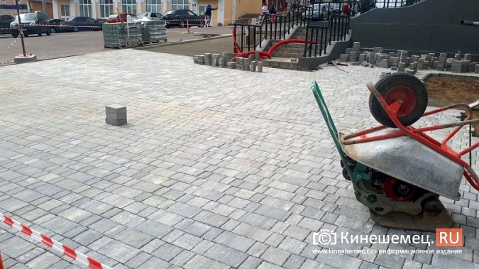 На площади Революции подрядчик приступил к укладке плитки фото 2