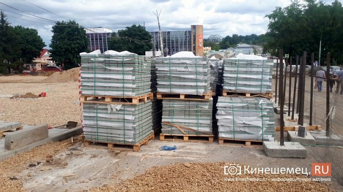 На площади Революции подрядчик приступил к укладке плитки фото 7