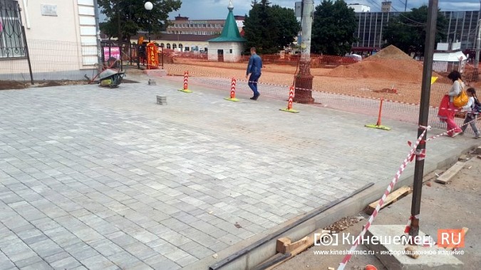 На площади Революции подрядчик приступил к укладке плитки фото 5