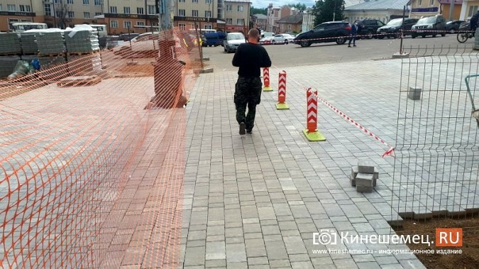 На площади Революции подрядчик приступил к укладке плитки фото 8