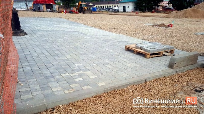 На площади Революции подрядчик приступил к укладке плитки фото 6