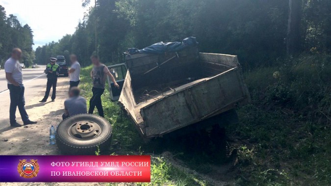 В Ивановской области «SsangYong» протаранил припарковавшийся на обочине «ГАЗ» фото 2