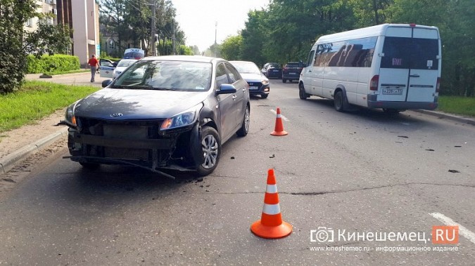 В час пик на ул.Вичугской столкнулись Volkswagen Polo и Kia Rio фото 3