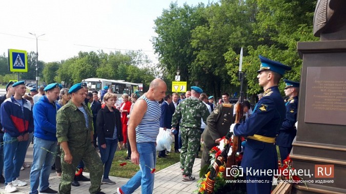 В День 90-летия ВДВ кинешемские десантники возложили цветы к бюсту Василия Маргелова фото 28