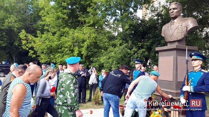 В День 90-летия ВДВ кинешемские десантники возложили цветы к бюсту Василия Маргелова фото 27