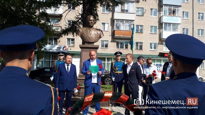 В День 90-летия ВДВ кинешемские десантники возложили цветы к бюсту Василия Маргелова фото 7