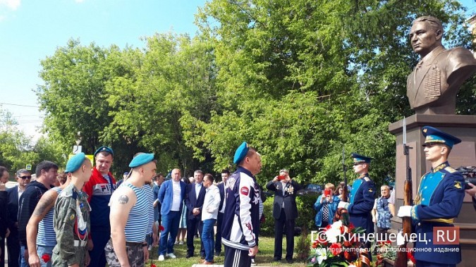 В День 90-летия ВДВ кинешемские десантники возложили цветы к бюсту Василия Маргелова фото 24