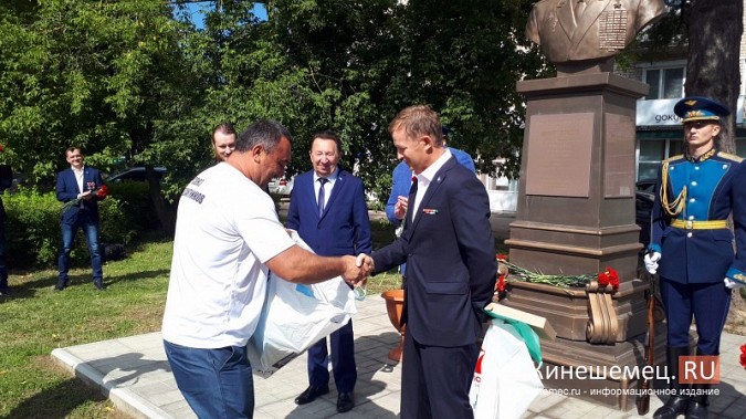 В День 90-летия ВДВ кинешемские десантники возложили цветы к бюсту Василия Маргелова фото 11