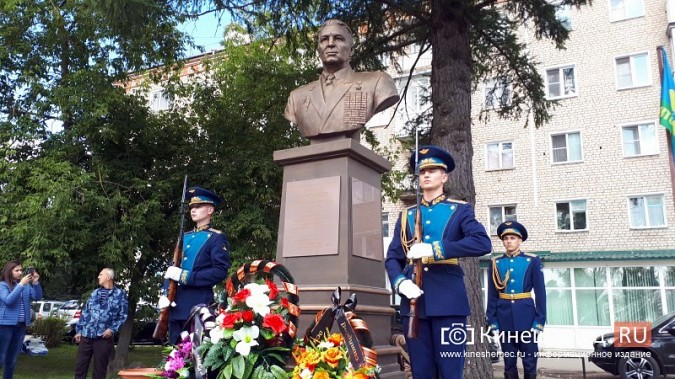 В День 90-летия ВДВ кинешемские десантники возложили цветы к бюсту Василия Маргелова фото 21