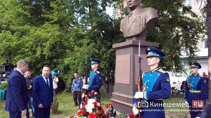 В День 90-летия ВДВ кинешемские десантники возложили цветы к бюсту Василия Маргелова фото 18