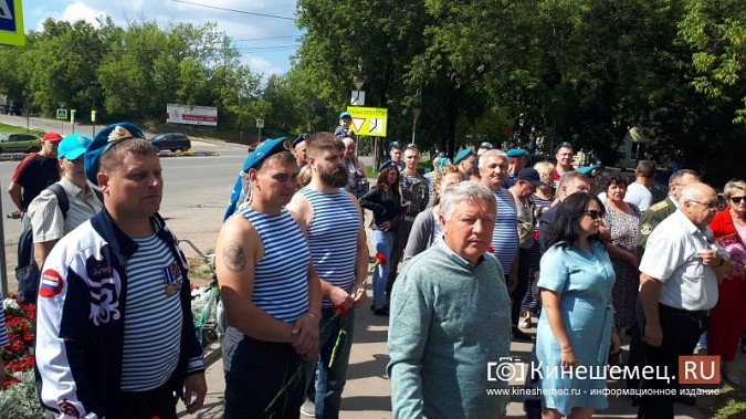 В День 90-летия ВДВ кинешемские десантники возложили цветы к бюсту Василия Маргелова фото 8