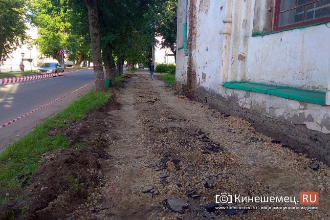 С тротуара на ул.Советской ломают асфальт, чтобы уложить плитку фото 7