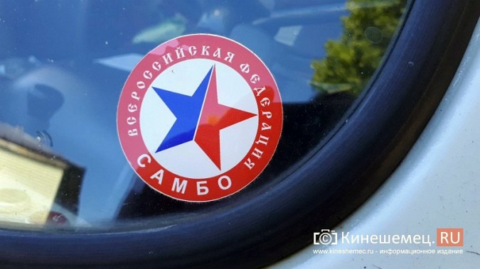 Видный чиновник Кинешмы паркует 2-тонный автомобиль на тротуарной плитке фото 6