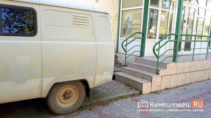Видный чиновник Кинешмы паркует 2-тонный автомобиль на тротуарной плитке фото 4