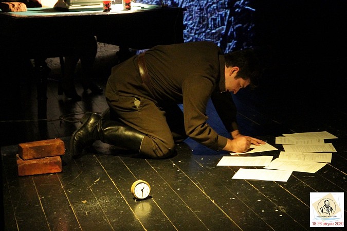 Актеры и режиссер кинешемского театра рассказали о спектакле «Повесть о настоящем» фото 8