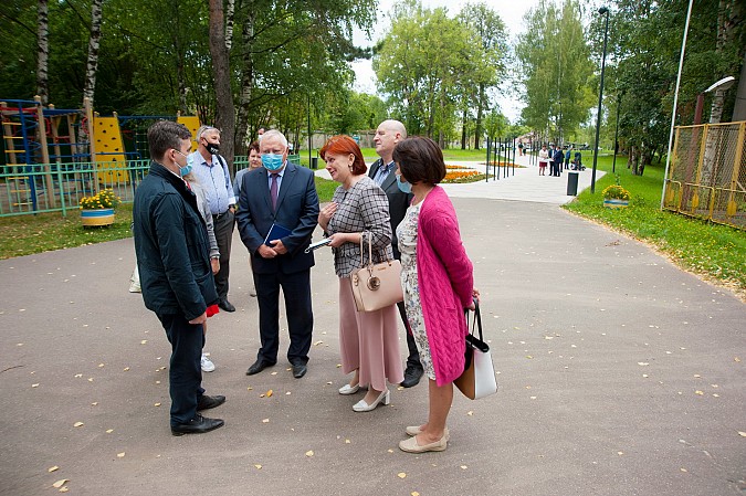Губернатор и мэр Кинешмы прогулялись по парку имени 35-летия Победы фото 6