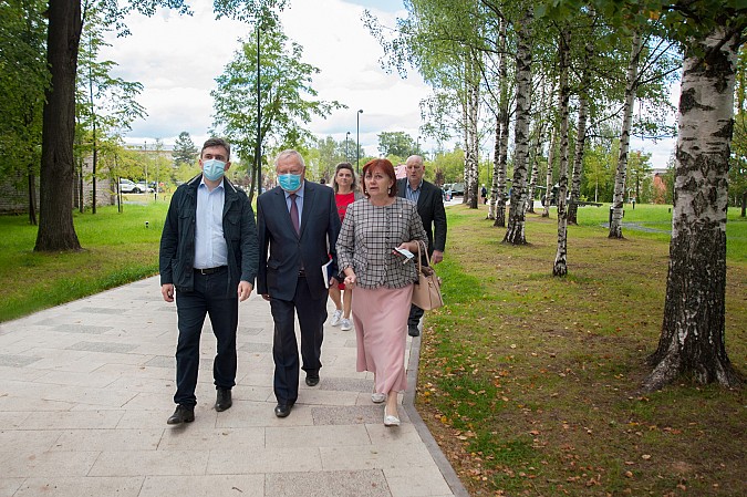 Губернатор и мэр Кинешмы прогулялись по парку имени 35-летия Победы фото 4