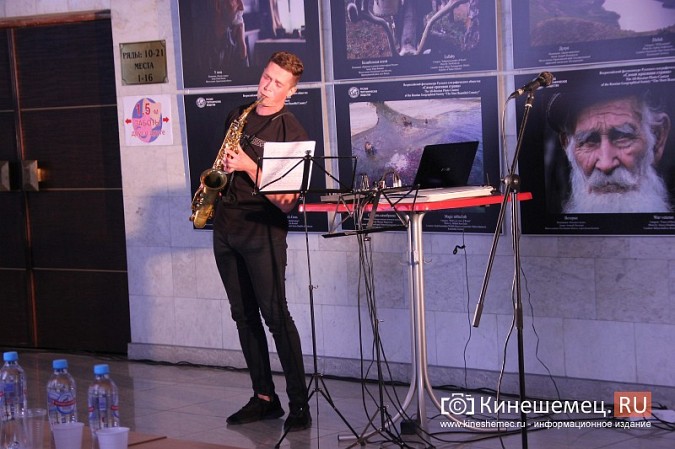 В фойе кинешемского театра сыграли спектакль в рамках фестиваля «Островский-FEST» фото 2