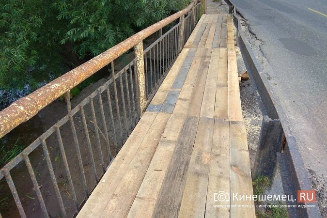 На мост через Казоху положили деревянный настил фото 3