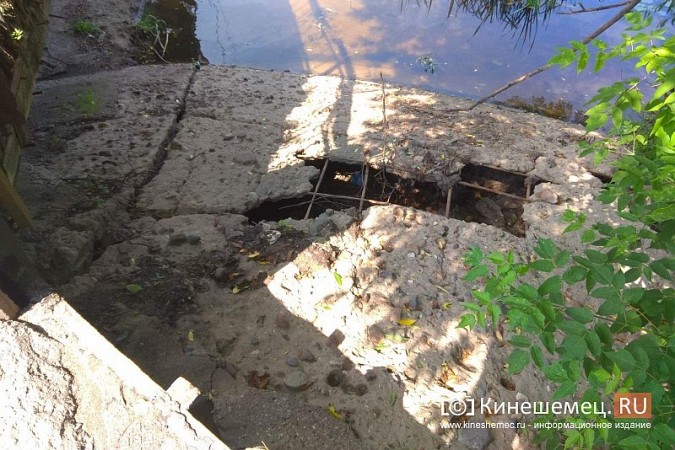 Склон аварийного моста через Казоху засыпали тротуарной плиткой фото 2