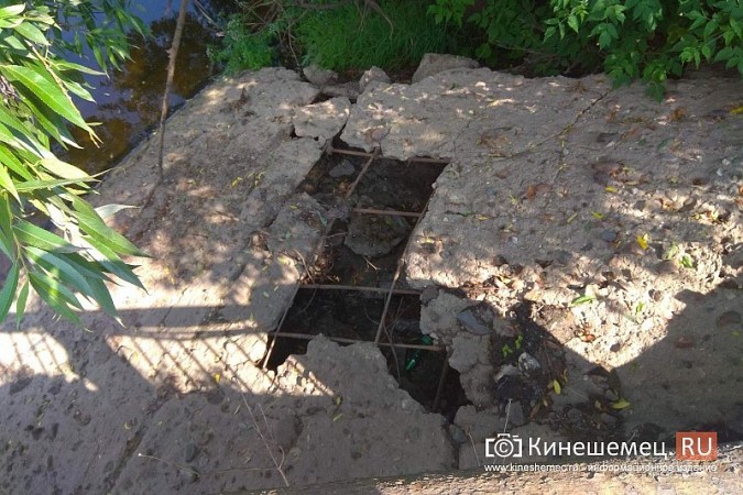 Склон аварийного моста через Казоху засыпали тротуарной плиткой фото 3