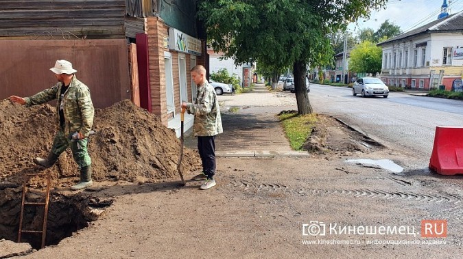 Депутат Кинешемской думы Костров лично устраняет аварию на водопроводе в центре города фото 2