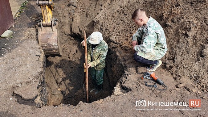 Депутат Кинешемской думы Костров лично устраняет аварию на водопроводе в центре города фото 5